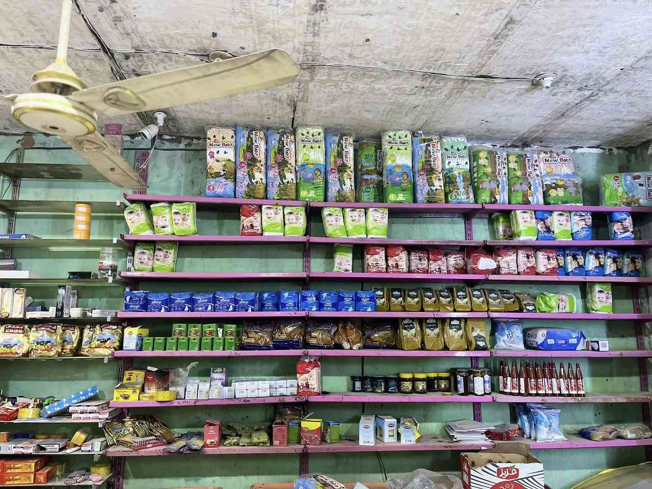 سلام عليكم أسواق للبيع موقع حلو نجف حي ميسان دخل يومي 250  عوزه غراض وترتيب البرادات 12 منهم 2 للشركه العراضات البطيحه 4 كلهم اليه مو للشركه كامرات وشاشه وإنترنت ومخازن 2 وسبلت عامودي وعارضات ثنين بل مخزن وحده مال بقلاوه وحده مال مداليات ومبرده موجوده وسقيفه جينكو وبصفك محل مال باله ماكنه حلو إيجاره 225 الاستفسار ***********
