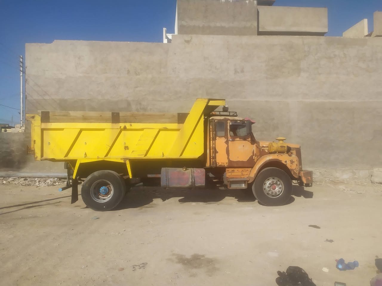 السلام عليكم
سكانيه ١١١ موديل ٧٥ دبل قماره
كير ٥ ب٥ مكينه ١٢ ونص مكفوله 
بسمي رقم بغداد دولي
 تخم تاير 
باتريات جدد
اكسل ملاكم
ويلات 22,5
العنوان بغداد حي الجهاد
رقم الهاتف ***********
***********
