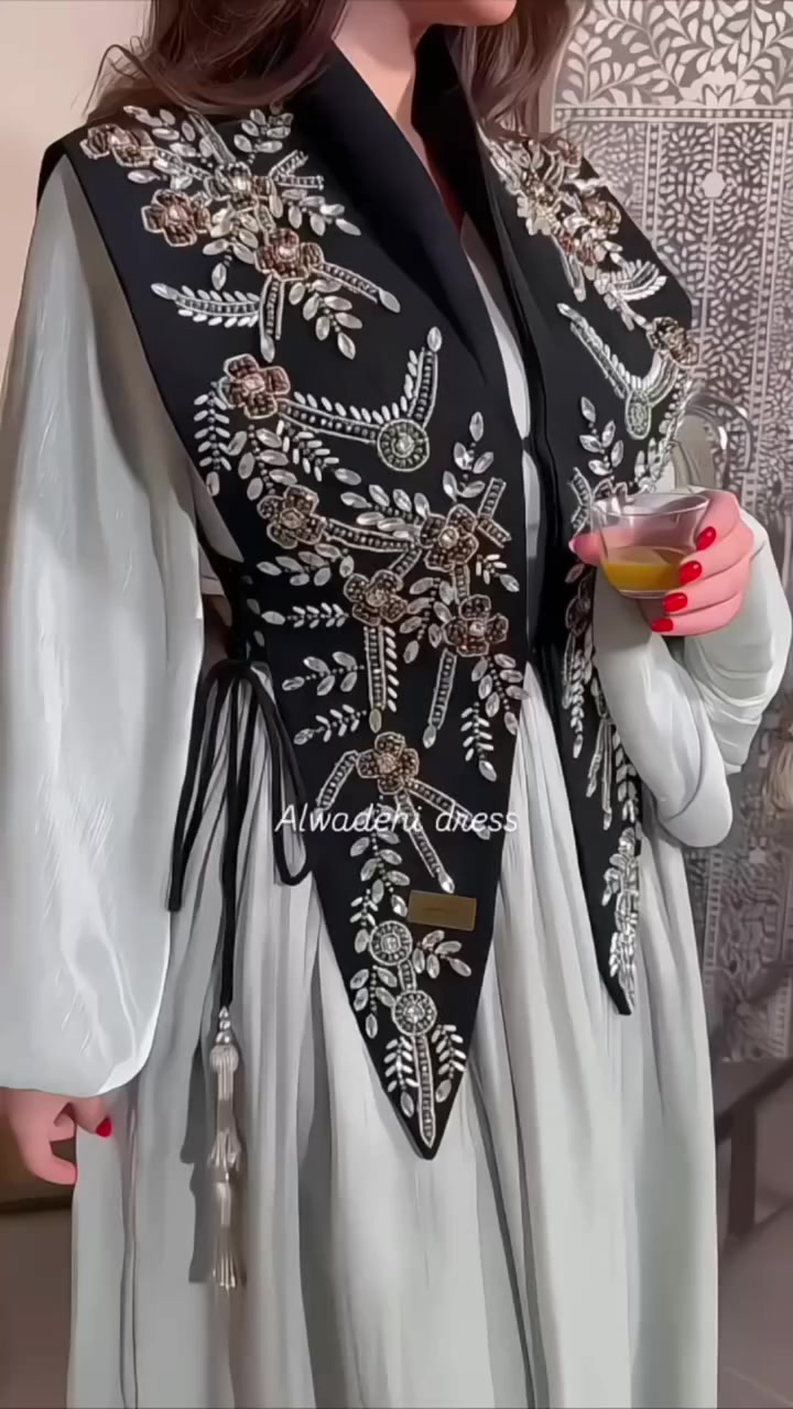 تكرار 
فستان خامه اوركنزه الايطالي كوالتي عالي 
سعر 35 الف 
قياس 48/46/44/42/40/38/
توصيل 7 الف محافظات
توصيل 5 بصره
.
. 
. 
. 
. 
. 
. 
. 
. 
. 
. 
. 
. 
. 
. 
. 
. 
. 
. 
. 
. 
. 
. 
. 
. 
. 
. 
. 
. 
. 
. 
. 
. 
. 
#CONTENTSTRATEGY
#FYP
#EXPLORE
#REELKAROFIELKARO
#TRENDINGTOP
. 
. 
. 
. 
. 
. 
. 
. 
. 
. 
. 
. 
. 
. 
. 
. 
. 
. 
. 
. 
. 
. 
. 
. 
. 
. 
. 
. 
. 
. 
. 
. 
. 
. 
. 
. 
. 
. 
. 
. 
. 
. 
. 
. 
. 
. 
. 
. 
. 
. 
. 
. 
. 
. 
. 
. 
. 
. 
. 
. 
. 
. 
. 
. 
. 
. 
. 
. 
. 
. 
. 
. 
. 
. 
. 
. 
. 
‏زها حديد، أو "ملكة المنحنيات" كما لقّبت، لم تكن مجرد مهندسة معمارية، بل
كانت قوة طبيعية غيّرت وجه العمارة الحديثة.
برحيلها تركت إرتًا يثبت أن الخيال لا يحدّه سقف، وأن الخطوط المستقيمة ليست
الطريقة الوحيدة لربط النقاط.
إليك نظرة سريعة على مسيرة هذه الأيقونة العراقية العالمية:
1. فلسفتها المعمارية
اشتهرت زها بالمدرسة التفكيكية (Deconstructivism)، حيث تمردت على الزوايا القائمة التقليدية. تصاميمها تبدو وكأنها "تسبح" أو "تتدفق"، وتعتمد على:
�• الانسيابية العالية: المباني تبدو كأمواج أو قطرات سائل.
�الديناميكية: تشعرك بأن المبنى في حالة حركة مستمرة.
�تحدي الجاذبية: استخدام ذكي للمواد (خاصة الخرسانة والألياف) لخلق
مساحات شاسعة بدون أعمدة ظاهرة.
2. أبرز أعمالها الخالدة
لنتشر بصمتها في أهم مدن العالم، ومن أشهرها:
• مركز حيدر علييف (باكو، أذربيجان): يعتبر تحفة فنية تخلو تمامًا من الزوايا
الحادة.
�• مركز الألعاب المائية (لندن): الذي صممته لأولمبياد 2012.
�• متحف ماكسي (روما): فاز بجائزة "ستيرلينغ" المرموقة.
��• دار دبي للأوبرا: تصميم مستوحى من التراث البحري بلمسة مستقبلية.


**إذا كنت صاحب هذا الإعلان وتريد حذفه لأي سبب، رجاءا أرسل رسالة إلى الدعم الفني**