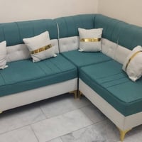 عندي ديوان صغير (زاوية) للبيع قياس (٢ متر × ١,٥ متر) لون ابيض وتركوازي...