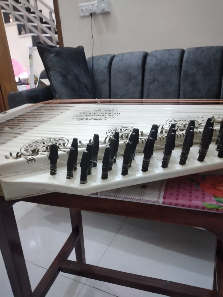 سلام عليكم قانون للبيع
صناعه سوريه
احترافي 
جهاز للعزف  كامل مع كافه ملحقات 
*********** وات ساب
