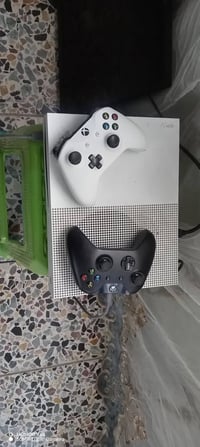 اكس بوكس وان اس لوك ستيكر  مع شاشة دقة مرتبة  جوستكات 2 اصليات  + قرص ...