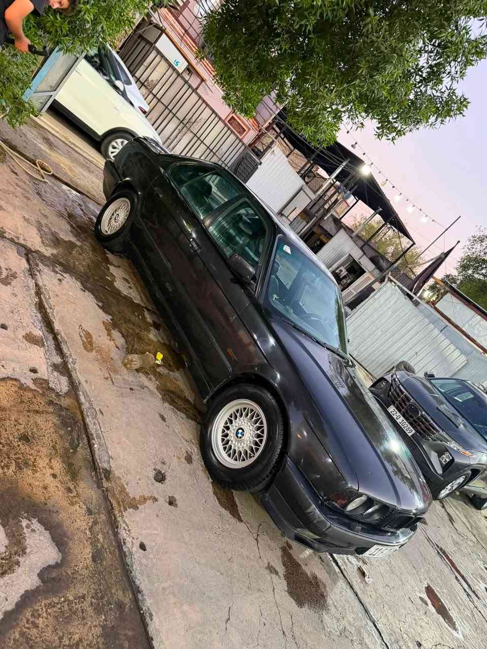 سلام عليكم للبيع BMW 535 مفتوح موديل 1991 كير اوتو اربع جام كهرباء كير مكينه بشرط تخم تاير جديد صدر امامي خلفي جديد داخل جلد كهرباء تبريد سياره وراد يابان ويا سويج سياره مناقصه ايشي جاهزه الاخير رقم نكليزي رقم شبه مميز بسمي سعر ٤٥ مكان بغداد الكاظمية ***********
