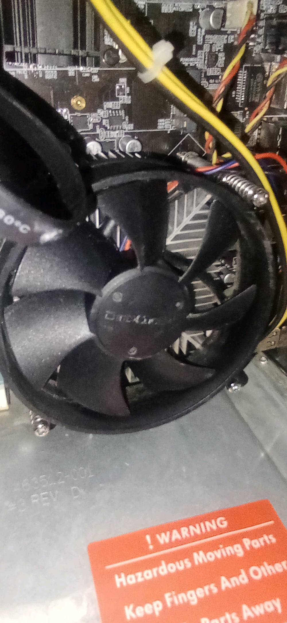 حاسبة مكتبية للبيع. تحتوي على معالج إنتل كور i5 بسرعة 3.30 غيغاهرتز وذاكرة عشوائية بحجم 10 غيغابايت، بالإضافة إلى قرص SSD بسعة 128 غيغابايت. نظام التشغيل المثبت هو ويندوز 10 برو. الحاسبة بحالة جيدة وتعمل بكفاءة عالية مناسبة للأعمال المكتبية والاستخدام اليومي.