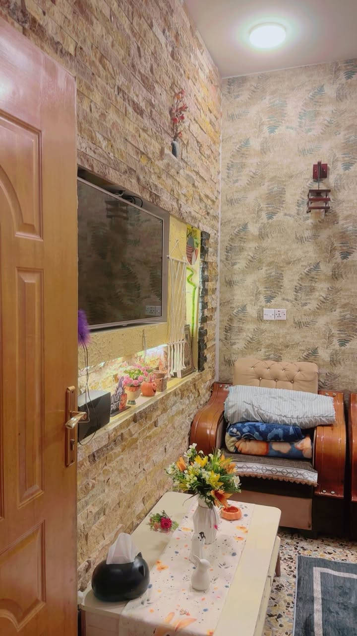 السلام عليكم بيت80 م طابقين  الواجهه 5 والنزال16 شارع المصرف مقابيل حي العلماء الطابق الاول كما مبين بالصور والطابق الثاني غرفتين نوم مع الصحيات للتواصل مع رقم الهاتف ***********
