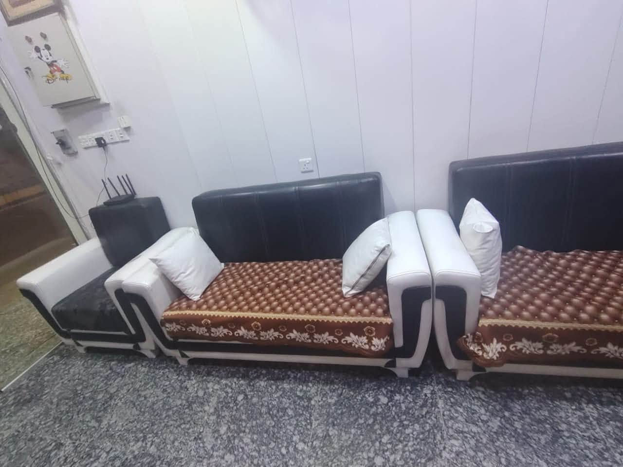 السلام عليكم اغراض صالون للبيع
كراسي عدد 2 
قنفات عدد 5 
قاطعه ورف بنفس الوقت العدد 1
ميز مرايه مثل مموضح بالصوره العدد 3
جهاز بخار العدد 1 
راسلني خاص او وتساب 
***********

