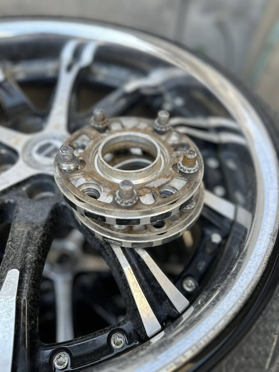 بەناوی خوای گەورە و میهرەبان
ئەم ئەشیانە بۆ فرۆشگن هەمووی شتی بەکار نەهاتوو 

1 تاقم تایەی سپۆرت دوو سایز 2024 زۆر زۆر کەم ئیشی کردووە خەتە بیلادیەکانی تیا ماوە یابانی ئەصلییە تابوقەی بیلادی خۆی لەگەڵە 

1 تاقم تایە و ویلی ڕۆیاڵ تایەی Yokohoma ویلەکانی بۆیاخ نیین و شوختیان نییە 

1 تاقم تایەو ویلی AGA ی یابانی تایە و ویلەکانی سفررن 

2 دەعامی 2007 بیلادی بێ بۆیاخ توجاری نییە 

1 تاقم ئاوێنە ئیشارات قەوس مارسیدس بێ شوخت و شکاوی 

1 حەتەر TRD بیلاد نەوتی  نوکە دەرزی نییە یەک قاچی نەشکاوە 

*********** // ***********
