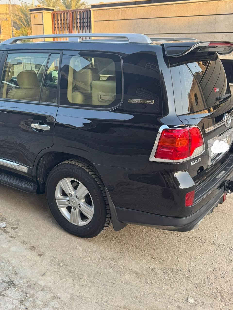 السلام عليكم
لاندكروزر GX.R   V6 فطيم 
سياره موديل 2015 مكفوله كفالة عامه بدون تبديل بدون صبغ 
بيها رصعه بالجاملغ الخلفي بالهلال مامسويها مامبينه 
سياره على ادينه من الشركه 
على ايد وحده رقم وسنويه جدد
سنويه تنفذ 2030
ماشيه 72الف KM 
قبل شهر شادلها تخم تاير دلوب ياباني 
سياره ابد مامتعوبه من الشركه لسه عدنا على ايد وحده جديده وجاهزه كل نقص مابيها 
بلادية شركة ماملعوب اي شي بيها 
داخل جديد شركه بيها ارضيات ربل جدد بانزين كله محسن دهن اصلي من الشركه سياره حيل معتنين بيها استخدام كلش قليل 
موصفات فتحة بصمة كشنات جلد 
كشن السايق كهرباء سياره بحاله الوكاله تجي تشوف بعينك بعد احلى من الصور السعر 420ورقه 
اربع دفاتر وعشرين وبيها مجال كلش قليل حك الجية 
الاستفسار على الرقم
***********
***********
مكان السياره بابل المسيب
