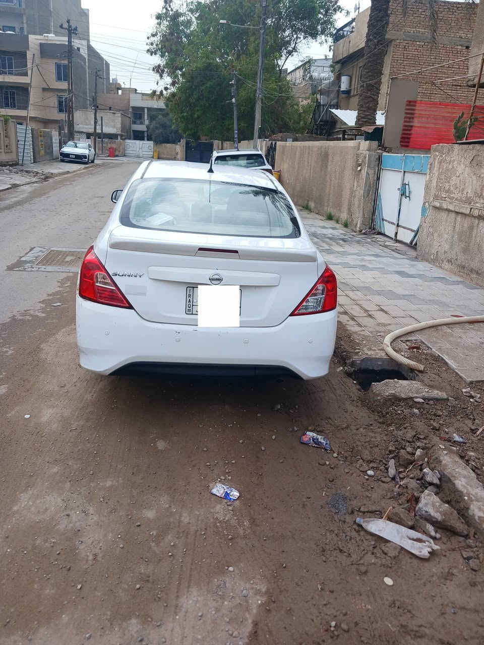 السلام عليكم 
صني هندي 21 للبيع 
بيه ضربه بابين ودعامية مابيهه اي صبغ 
ماشية 100 الف 
محرك كير فول نظافة 
رقم بغداد بأسمي 
للاستفسار على الرقم 
***********
