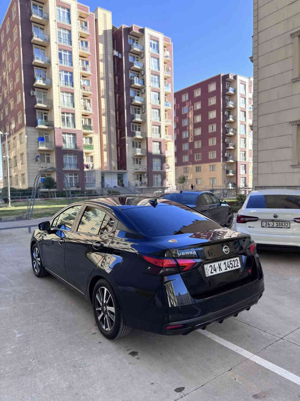 السلام عليكم
نيسان فيرسا 2021
لون اسود 
المواصفات 
رادار امامي
رادار خلفي 
حساس خلفي 
مثبت سرعة 
نقطة عمياء 
اشاير بل مري 
كاميرة دوارة 
نضام ايكو 
شااشة كاربلاي
تنبيه الخروج عن المسار 
دشبول لونين حليبي واسود
بصمة 
ويل كروم
نضام نص عداد الكتروني ونص عادي يتغير شكلين 
السيارة ب اسمي رقم دهوك 
سنوية لي 2029
شرط التحويل 
السيارة بجم كبس  ضربتها بوند صطحية قطعة ونص 
السعر 128 وبي مجال 
رقم تلفون واتساب ***********
رقم تلفون كوروك ***********
