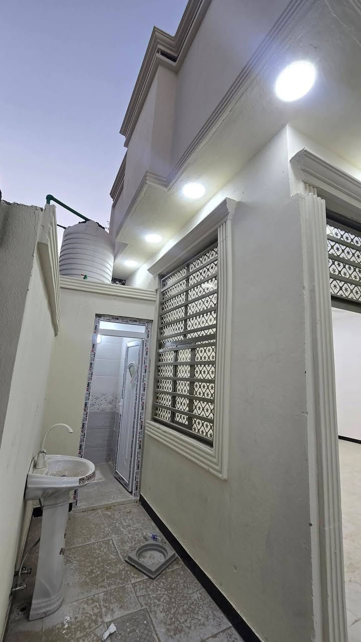 🏠 دور سكنية حديثة للبيع في البصرة - أبي الخصيب 🏠
متوفر الآن ( 3 ) دور سكنية بتصميم عصري وبناء حديث، جاهزة للسكن الفوري.

​✨ المواصفات العامة:

​المساحة: 150 متر مربع لكل دار.

​نوع العقار: طابو زراعي (سند 25).

​حالة الدور: بناء جديد، فارغة، ومكتملة الخدمات.

​📍 الموقع:

البصرة - قضاء أبي الخصيب - شارع كوت ثوني (بالقرب من صيدلية كوت ثوني).

​🏗️ التفاصيل الداخلية لكل بيت:

​🛏️ غرفتي نوم (2).

​🛋️ صالة استقبال.

​👨‍👩‍👧‍👦 ديوان.

​🍳 مطبخ.

​🚿 مجموعتين صحية (داخلية وخارجية).

​🚗 طارمة واسعة.

​💰 السعر: 87  مليون دينار عراقي (قابل للتفاوض للجادين).

​📞 للتواصل والاستفسار:

​*********** 

​نرحب بزيارتكم ومعاينتكم للدور في أي وقت.

