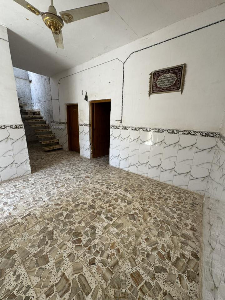 🏡 بيت للبيع طابو صرف نضيف

📍 الموقع: شارع جامع حجي أمير

📐 المساحة: 125 متر/الواجه 10م نزال 12/5م

🏠 البناء: نظيف والسقف عكادة

✨ التفاصيل:

• غرفتين 

• صالة

• استقبال مطبخ تخاريج 

• خدمات

📞 للاستفسار:***********
