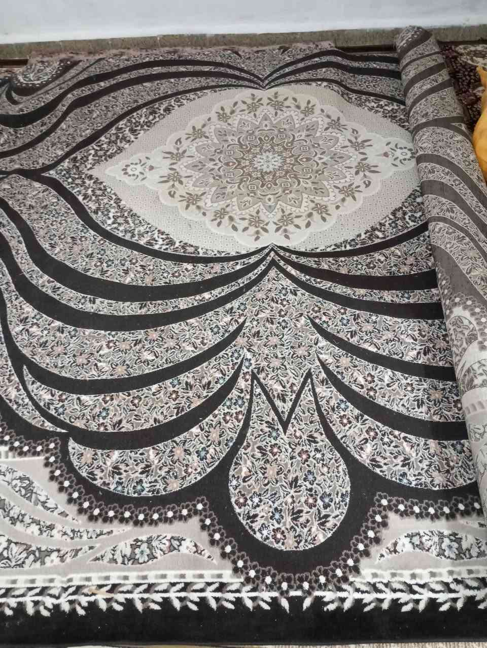 السلام عليكم للبيع ميز ادوات حلاقه السعر 30الف 
زوليه قياس 3x4 السعر 30الف
***********
