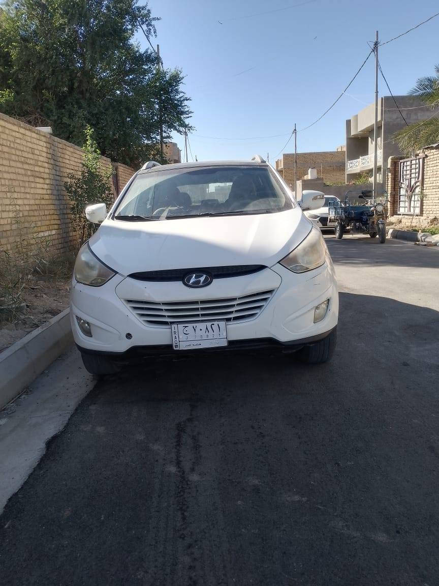 توسان ٢٠١١ للبيع سيارة كفالة من الصبغ فقط بيها بارد قليل جاملغ خلفي جهة السايق وصندوق الجنطة تعديل 
السعر ١٢٧ بيها مجال 
للاستفسار  ***********
