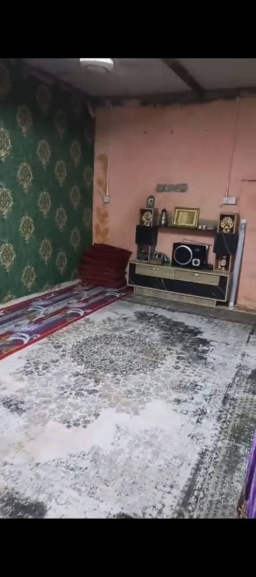 بيت للبيع يحتوي على ٢ غرف ودوانيه واستقبال ومطبخ بيت كامل من كل النواحي وكلة سيراميك وماي وكهربا جاهز وجوارين ناس فقرة ومرتبين مكانه حيانيه اول لاين سعرة ١٣ وبي مجال رقم التلفون ***********
