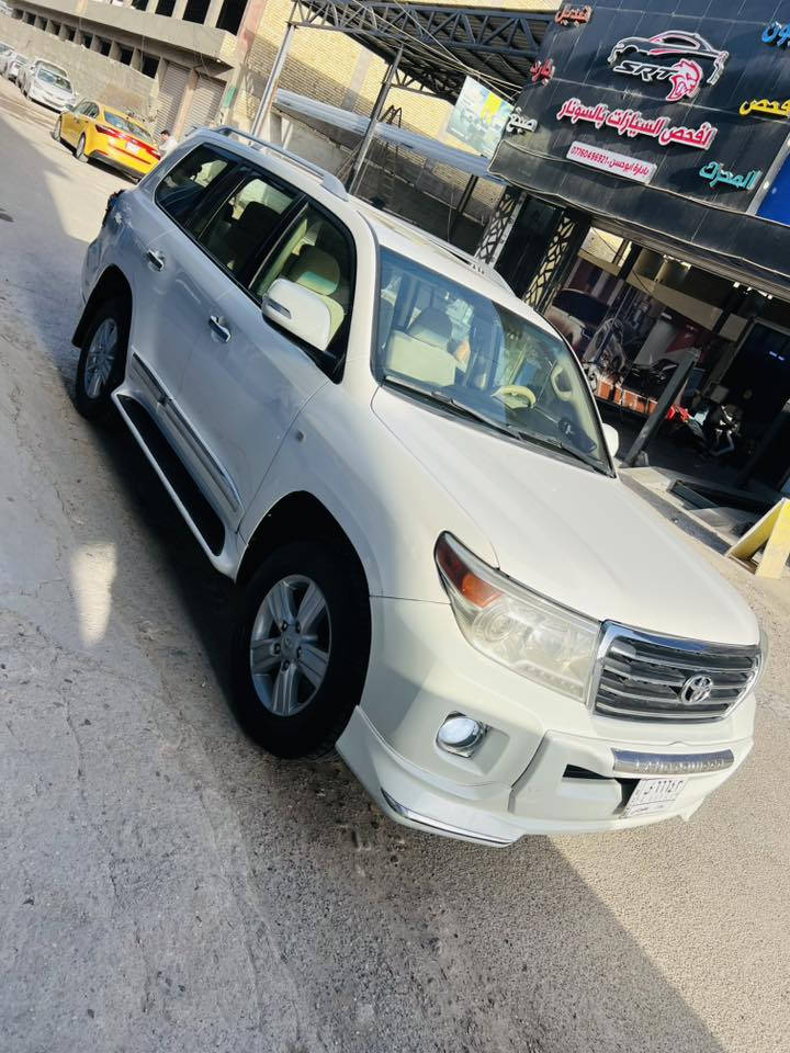 السلام عليكم لاندكروز 2010 مكفولة من صبغ بيهة بارد عل كد صبع جاملغ باقي مكفولة. سيارة ماشية 180 معروفة موصفات لاندكروز  سيارة لا شريط طابع. تخم تاير جديد. السعر 
290 
استفسار عل رقم ***********
