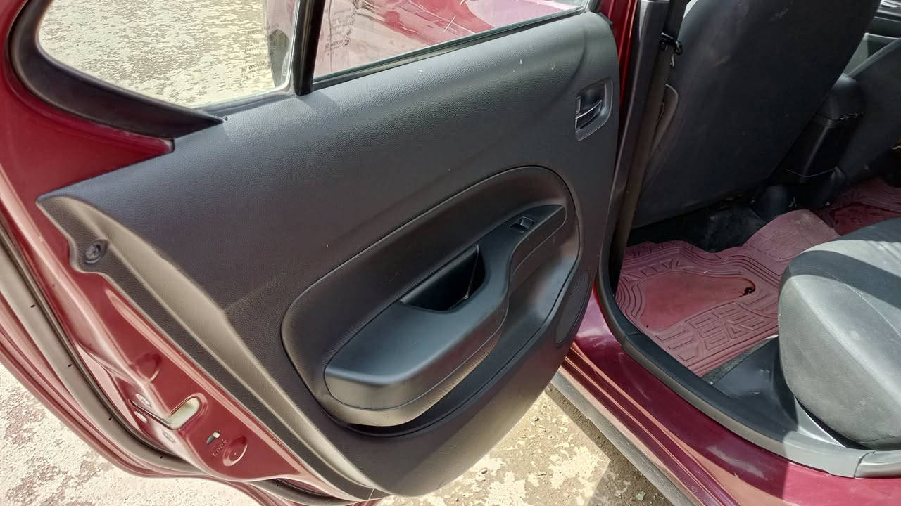 السلام عليكم 
ميتسوبيشي ميراج 
حادثها صفحه السايق
كير مكينه تبريد كفاله
الاستفسار ***********
السعر80
