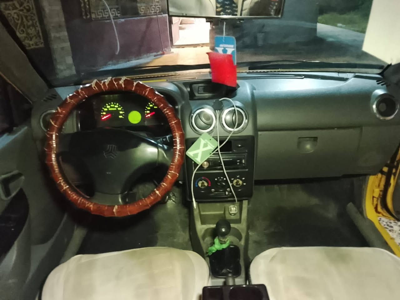 سلام عليكم سايبة ١٢ سيرة حلوة مكينة زينة كير حلو ونمرة كلهن حلوت بس الواحد ما يجي كهربايت كلهة شغالة غرفة نضيفة بهة تصليح هلالات ما بهة اي ضربة قوية  بهة خياست بصيطة سيرة رقم بغداد بسمنة  مصفر هية وغرمت  هزة جديدة يعني مدور ما يكلفك بس استمارة عنون بغداد المحمودية سعر ٢٨ وبهة مجل حك الجية ***********
