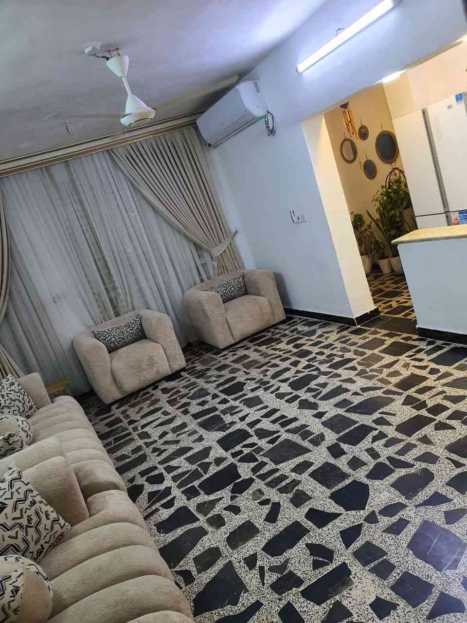 بيت طابو صرف للبيع
المساحه ١١٠م 
طابق  ونص
غرفتين نوم واستقبال وصحيات ٣ ومنور ٢
شهداء العبيدي الثانيه خلف المستوصف
***********
