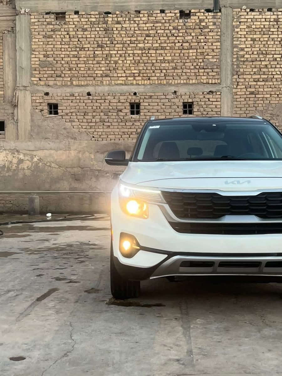 سلام عليكم للبيع كيه سلتوز موديل 2023 موصفات تحكم جهتين حاكيه مانع نزلاق شاشه كبيره ولمس كامره دواره رادار مامي وخلفي اشاير بل مري مري شفط لد امامي شغال لد خلفي ولكب كروم حجمه 17 كشاف امامي شغال حجم المحرك 2000 دوش ماشيه 16 الف كشنات تدفه السياره بدون صبغ بدون تبديل بدون بارد بيها كارت بخشم البنيد وتصليح الدعاميه فقط 
السياره مرقم بابل 
السعر ١٦٥
***********
