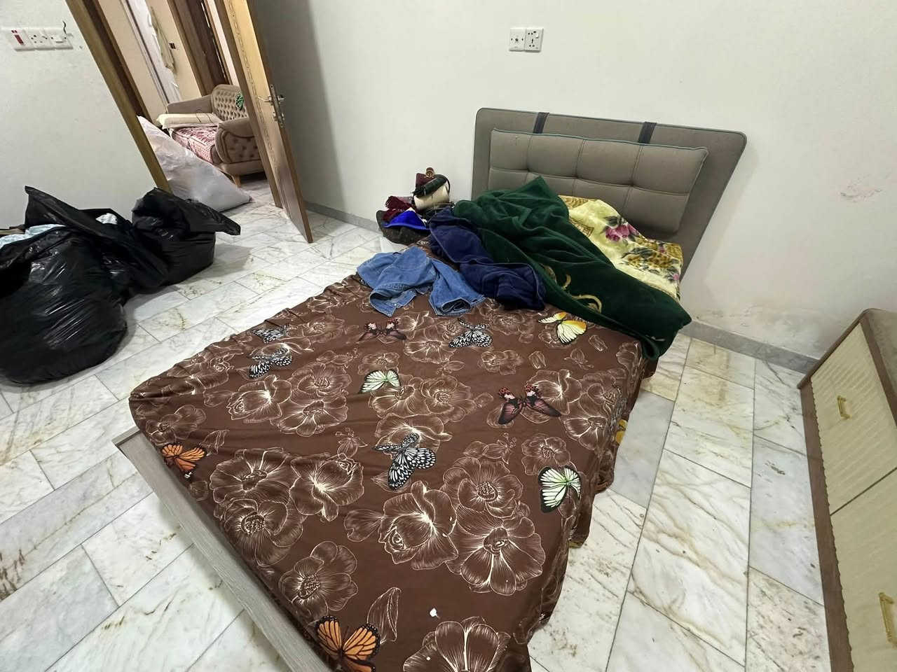 السلام عليكم 
غرفه شبابيه قياسه 120*200 متكونه من 5 قطع بعده جديده سعره 350 الف مكاني حي العدل ***********
