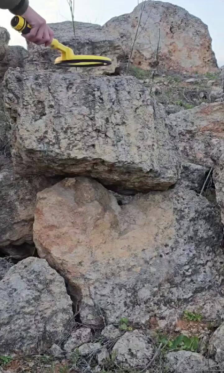 جهاز كشف الذهب والمعادن – بلس دايف سكوبا 

✅️ متخصص في الكشف داخل الرانات والأجران الصخرية
✅️ 5 مستويات حساسية قابلة للتعديل
✅️ نظام تنبيه صوتي واهتزازي لتحديد موقع الهدف بسهولة
✅️ مقاوم للماء بالكامل – مثالي للبحث تحت الماء
✅️ بطارية قابلة للشحن تمنحك تجربة استخدام طويلة وفعالة

تابعنا للمزيد Syria Detection  
----------------------------------------------
📦 للطلب والاستفسار:
يمكنكم التواصل عبر الواتس أب: 
00963993830480

أو بالضغط على رابط واتس أب المباشر
: https://wa.me/963993830480

📢 قناة الواتس أب الرسمية:
🟢 whatsapp.com/channel/0029Vb6gQn9DZ4LT8uvFbb40

🌐 موقعنا الإلكتروني:
💻 www.syriadetection.com

📍العنوان: إدلب - سوريا
🗺️ maps.app.goo.gl/WZjNSR6Wo1NQxdUt5

الشركة السورية لأجهزة الكشف عن الذهب و المعادن 
اسمٌ من ذَهب، في عالم أجهزة كشف الذهب✨️


**إذا كنت صاحب هذا الإعلان وتريد حذفه لأي سبب، رجاءا أرسل رسالة إلى الدعم الفني**