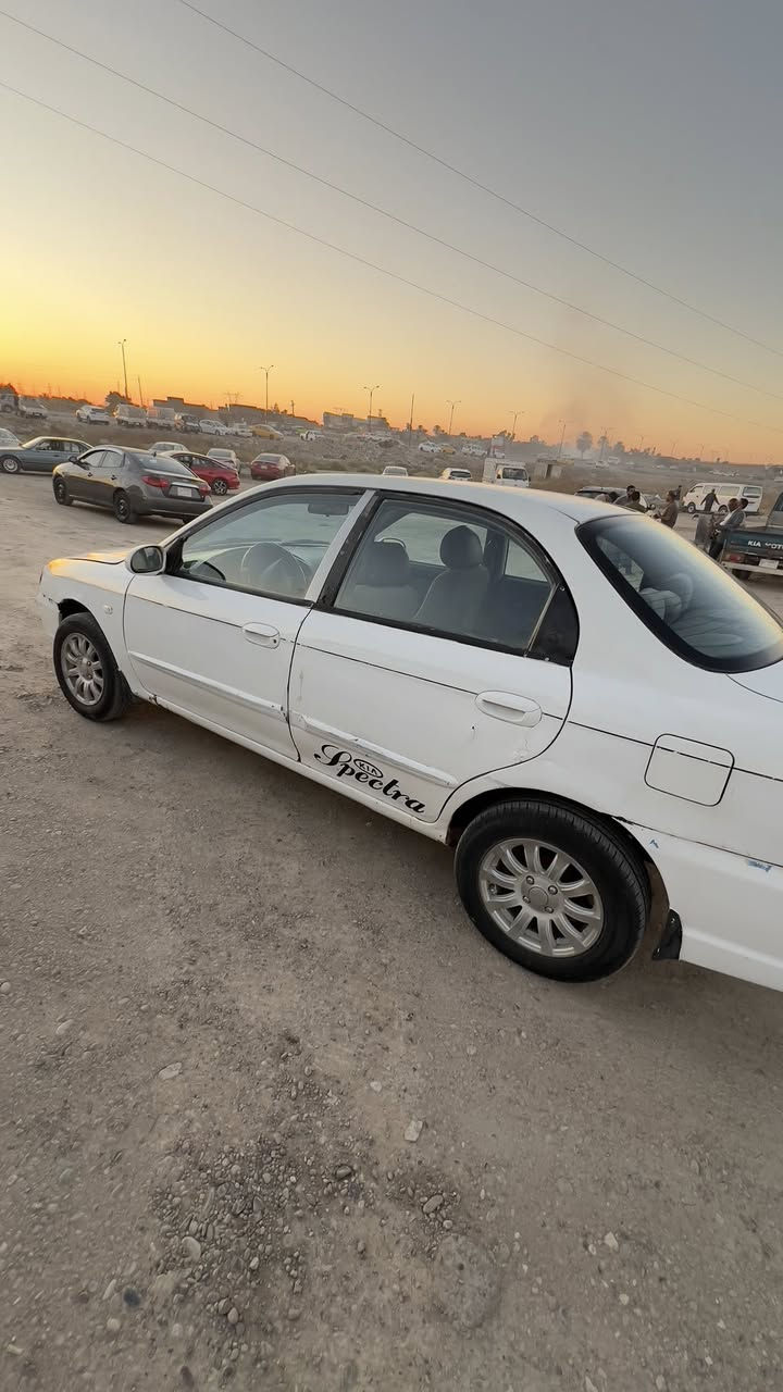 السلام عليكم كيا سبكترة موديل 2000رقم بغداد بسمي الرقم الجديد هزة جديدة  كير ومكينة مال حاوية شادهن جدد داخلهةنضيف صدر جديد باتري جديد تايرات نضاف كهربائياتهة شغاله جام كهرباء السعر 32 وبي مجال بسيط   مكاني بغداد الدوانم رقم ***********
