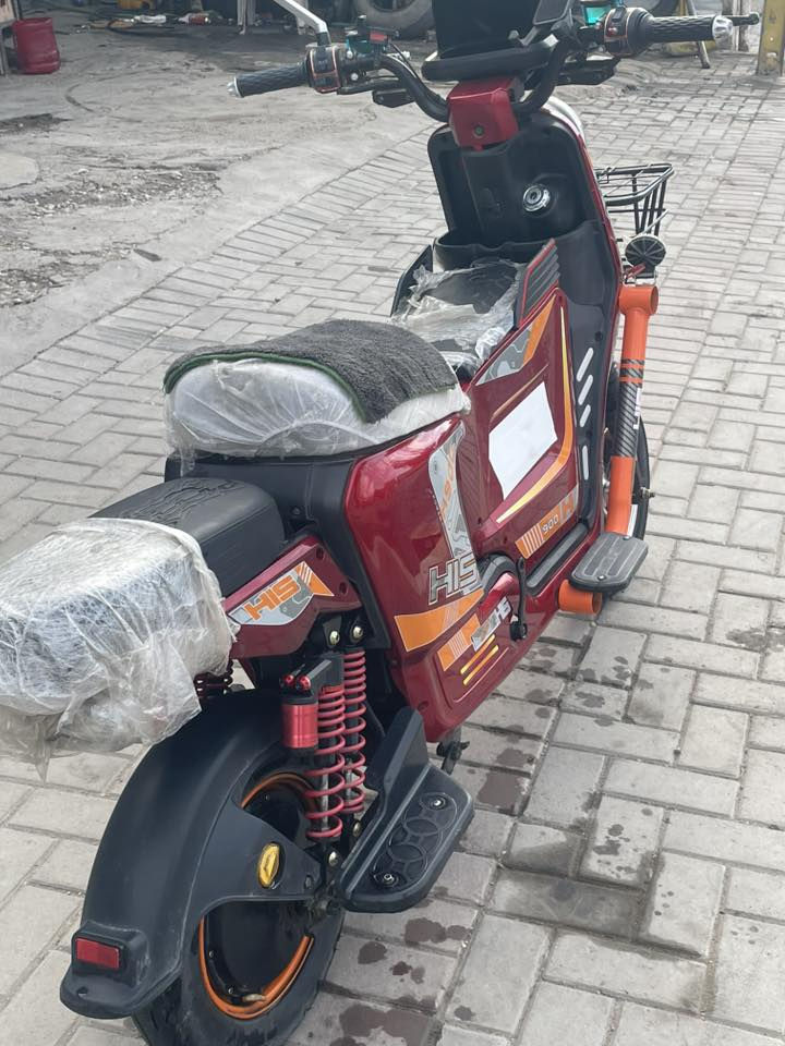 السلام عليكم ورحمة الله وبركاته
دراجه شحن لبيع نوع His اسمه H900 
الدراجه ناقصه كلوب الامامي محترك فقط 
الدراجه تجي ٥ باتري صغار و يجي ملف مالته ٢٠٠٠ واط 
بريكاته دسكات امامي خلفي و يجي بيه سماعات بلوتوث 
و تجي بصمه يد و تشغيل عن بعد و يجي وياه بصمه وحده و اسويج واحد التجوه خلفيه موجوده بس اني شايله و مكاني بغداد العامريه شارع المنظمه و الرقم *********** واتساب و السعر مناسب مقارنه اب اسعار الجديد
