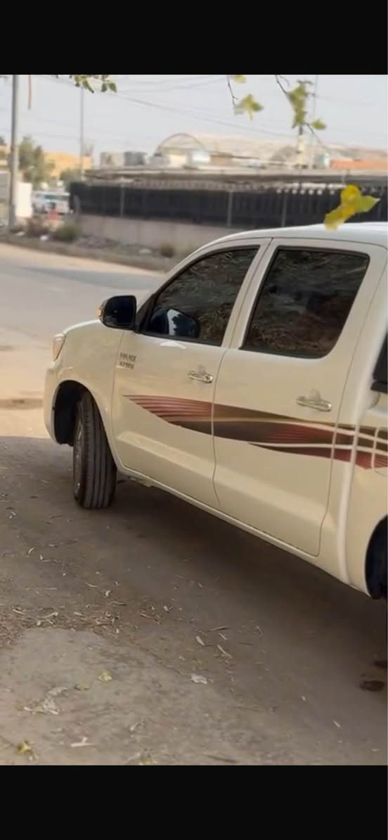 تويتا هايلوكس 
مؤديل٢٠١٢ تؤماتيكه سحودى شاسى ١٩
سياره كه كه سبوغى نيه ٤-٥ جى تحديله مه كينه ى كرايته وه به س بى حيبه سه نه وى تازه يه به ناوى خؤمه موافه قه ى جام ره شى له كه له زور توندو تؤله بى مه سره فه سحرى ١٨٨ ورقه و مه جال 
ره قه م /*********** سحرى پارجه ره شه كه زور هه رزانه أربيل, العراق
