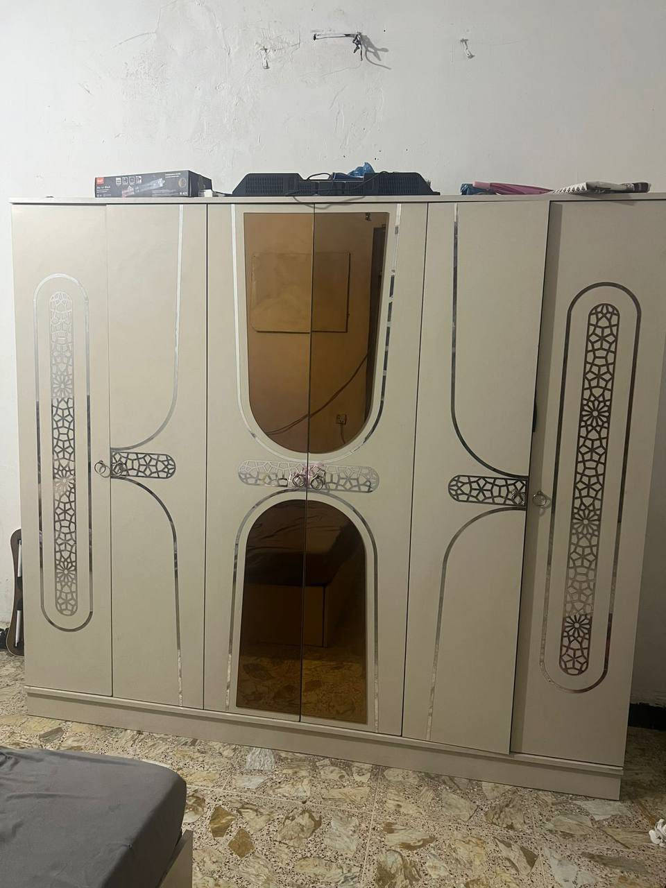 السلام عدي غرفه نوم كامله كنتور وميز تواليت وجربايه بدون صوميه الصوميه سعره وحد الشراي او الشرايه خاص
***********
