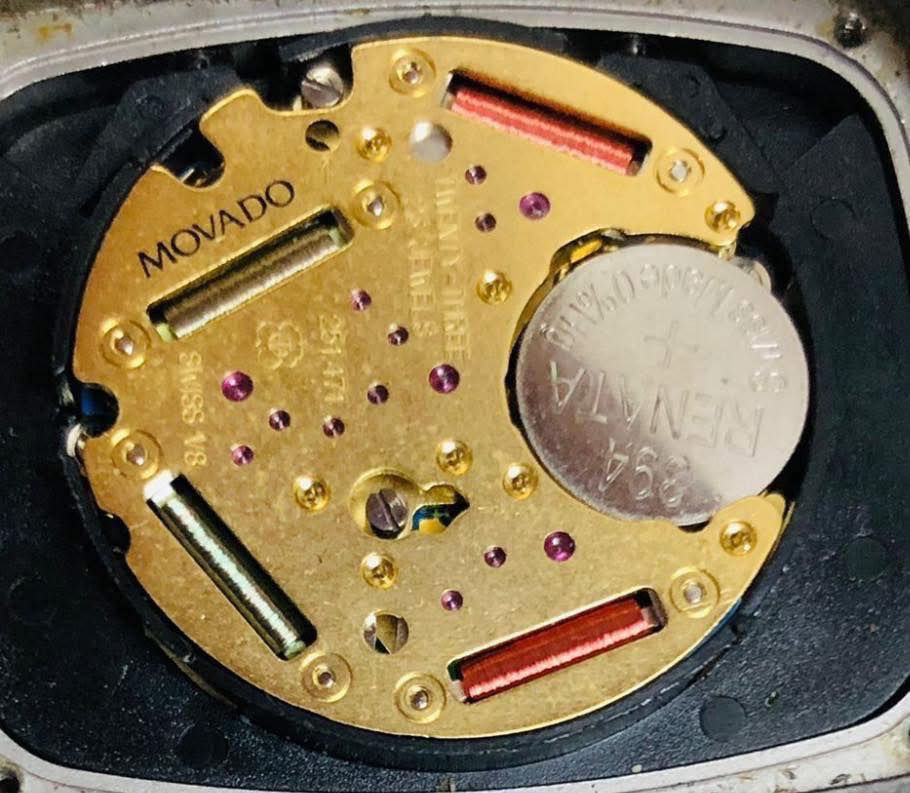 ساعة مفادو ( Movado) كونكراف 
سويسري اصلي المعدن من الفولاذ 
كواتز - كونكواف - شهري 
الزجاج من الياقوت مقاوم للخدش 
ماكنه خاصة 43- 31 المقاس 
للاتصال ***********
