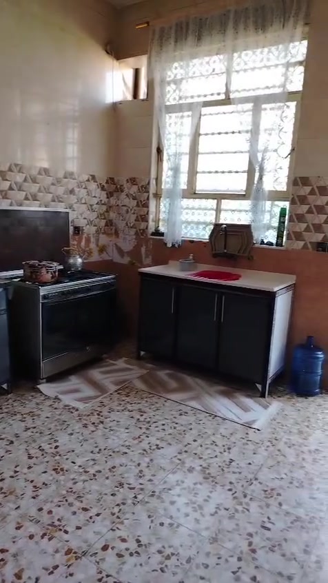 سلام عليكم بيت للبيع الموقع ابو غرق حي المرتضه عل شارع وره المدرسه المساحه ١٥٠ م طابو صرف بناء ٢٠٢٤ طلبوك غرفتين نوم أو هول أو مطبخ أو استقبل صحيات داخليه أو خارجي ***********
