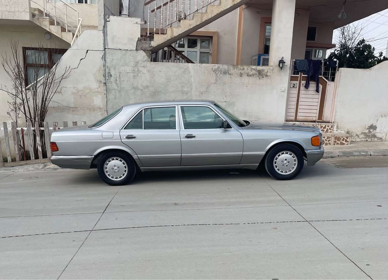 ﷽
مارسیدس ریئاسی 300se مودیل 1991
مەکینە بیلادی 300se 
سلایت
ئالیر کارەبای 
دەبل پانکە
دەبل ڤیتپەمپ
گێر قفل 
٤جام کارەبا
تەبرید ساردو گەرم مەزبوت
کارەبایاتی هەموی مەزبوتە 
ناو غورفەی تازەو جوان ماوەتەوە کوشنەکانی دراوی تیدا نیە 
رەقەم صەلاحەدین ئینگلیزی رەقەمو سەنەوی تازەیە  لەهەموو پارێزگاکان ئەکرێ بەناوتەوە لە کەرکوک دەکریت بەناوتەوە بە شەرتی وەکالەتو تەحویل 84 گەڵاو مەجال
گۆرینەوەش دەکەم بەشتیک بە دلم بێت 
***********
‎سلیمانی السليمانية, العراق
