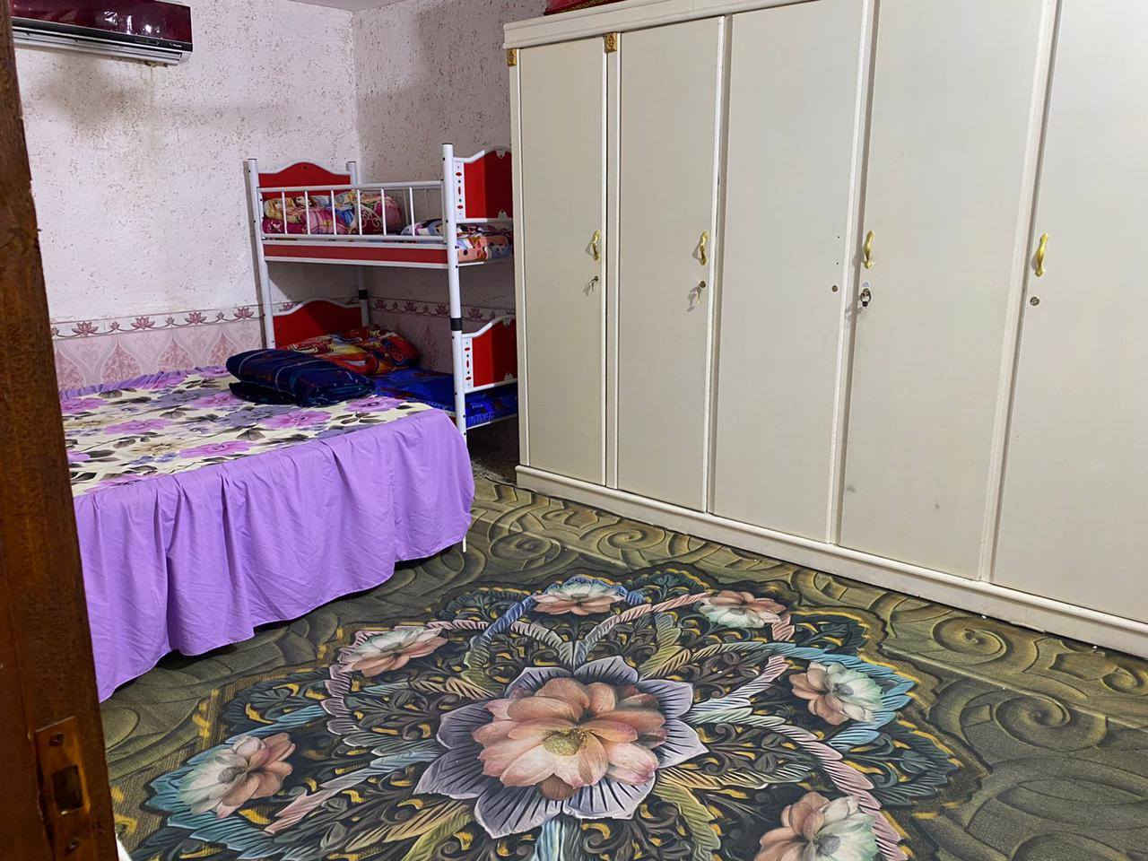 السلام عليكم بيت 100 متر امامي رقم شاغر ب اريدو قرب مستشفى لقلب وقاعه لاعراس المعامله مالته ماشين بيها متكون من غرفه وصاله ومطبخ واستقبال وصحيات الخدمات كامله تبليط وماي ومجاري وكيبل ضوئي البناء متوسط ولبيت جاهز للتواصل ***********
