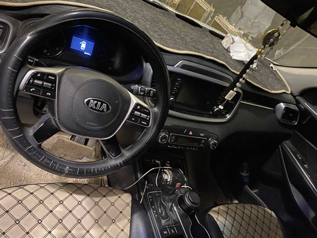 كيا سورنتو 19 أمريكي  ماشية 70 مكفولة ماعدا الباب الصدر فول ويل سيارة جاهزة السعر 240 اتصال على الرقم ***********
