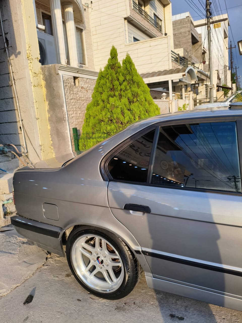 Bmw 1992
520گێڕ عادی سڵایت 
گەیڕو مکینە عەکسل بەشەرت
جام کارەبا سڵایت ناو ڕەساسی 
کامل بۆیاخ لەسەر ساغی 
ئاڕمی پلاستیکی هەولیرو سەنەویە
چوارتایەو ویلی لۆکی لەسەرە
نرخی 37کەمیک مجال
1دینار مەسروفی نیە 
گۆڕینەوە دکین بەشتیک بەدڵمانبێت ..
*********** vaibar watsap
