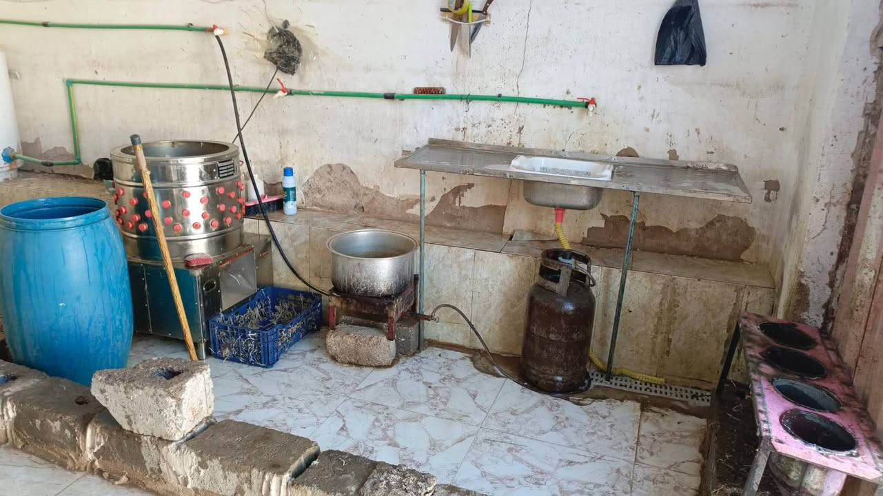 سلام عليكم غراض محل لبيع صماطه جديد بعدهه شركه اي شي مابيهه موطورهه حصانين مبرده جديد بعدهه قبل كم يوم مشتريهه ميزان جديد كيزار جديد مره واحده مشتغل المي مالته نار تانكي الفين تكمه والله صار شهرين من جبته بعد حته صبغ مامصبوغ عل وضع شركه جديد اي زنجار ماابي طباخ دبه غاز مذبحه 4خانات سنك برميل يعني محل دجاج كامل مكتمل بس ذب دجاج بواري تسيس محل من كلشي جاهز كهربايات واير موالد 325متر مال موالد يعني غراضك جاهزه والله يرزق الي يااخذه مكان محل خالديه صعد مستشفى مال سوك منطقه حي الامين قرب جامع صادق امين رقم تصال خط ***********وتساب فقط ***********
