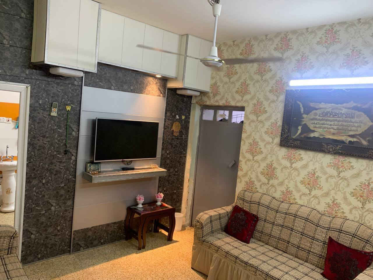 السلام عليكم شقه لبيع تحتوي على غرفتين نوم وستقبال بكد الغرفه ومطبخ وصحيات موقع حلو الشعله قرب المصرف او سوك الساحه ومستشفى الشعله ومدارس قريبه بصف جمله قيس الطيب كلش حلوه ومرتبه  س ١٥   رقم الهاتف ***********
