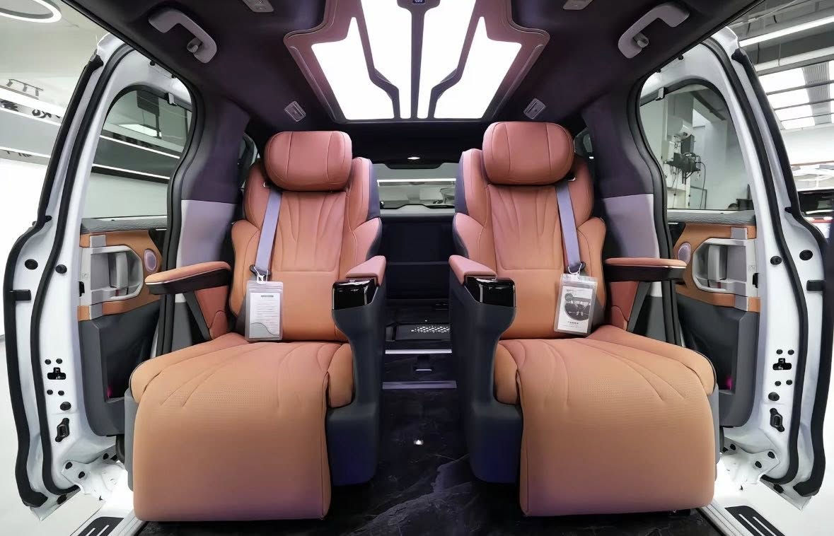 Toyota Sienna exterior upgraded with Kadgar body kit, curtain roof rack and glossy black wheels.
Complete vehicle export & Parts shipment.


**إذا كنت صاحب هذا الإعلان وتريد حذفه لأي سبب، رجاءا أرسل رسالة إلى الدعم الفني**