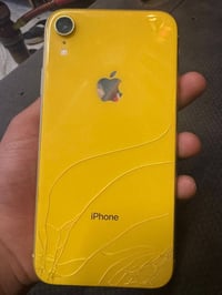 آيفون XR • ذاكرة ٦٤ • مقفل بحساب
