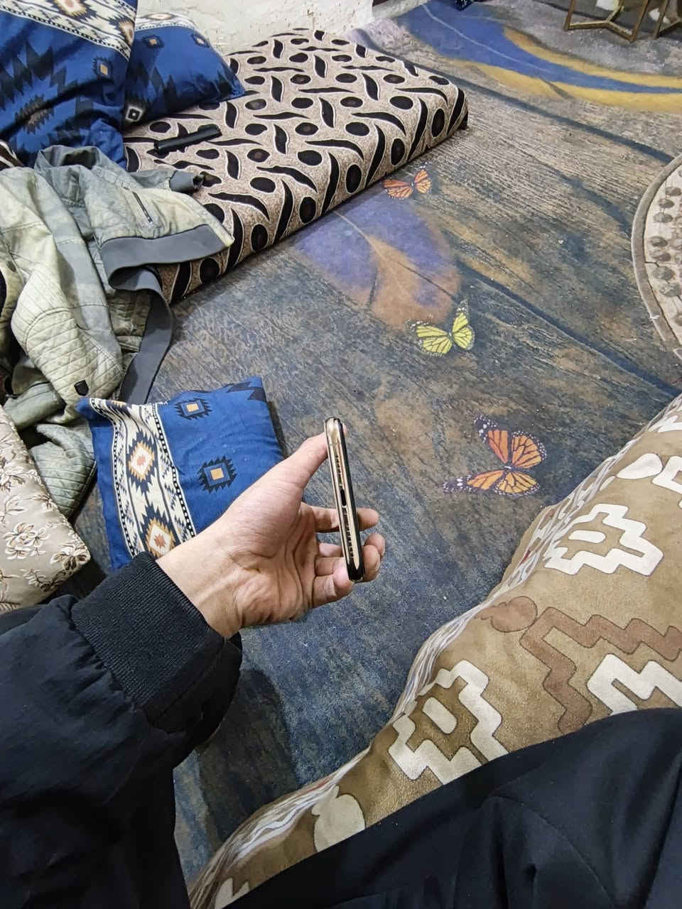 سلام عليكم ايفون إكس إس ماكس ذاكره 512 بطاريه 76 جهاز بلادي وتر مامفتوح وشخط مابي ودكه حاسبه وتاخذه ويا كارتونه قفل 250 جماعت ال225 ميصير ***********
