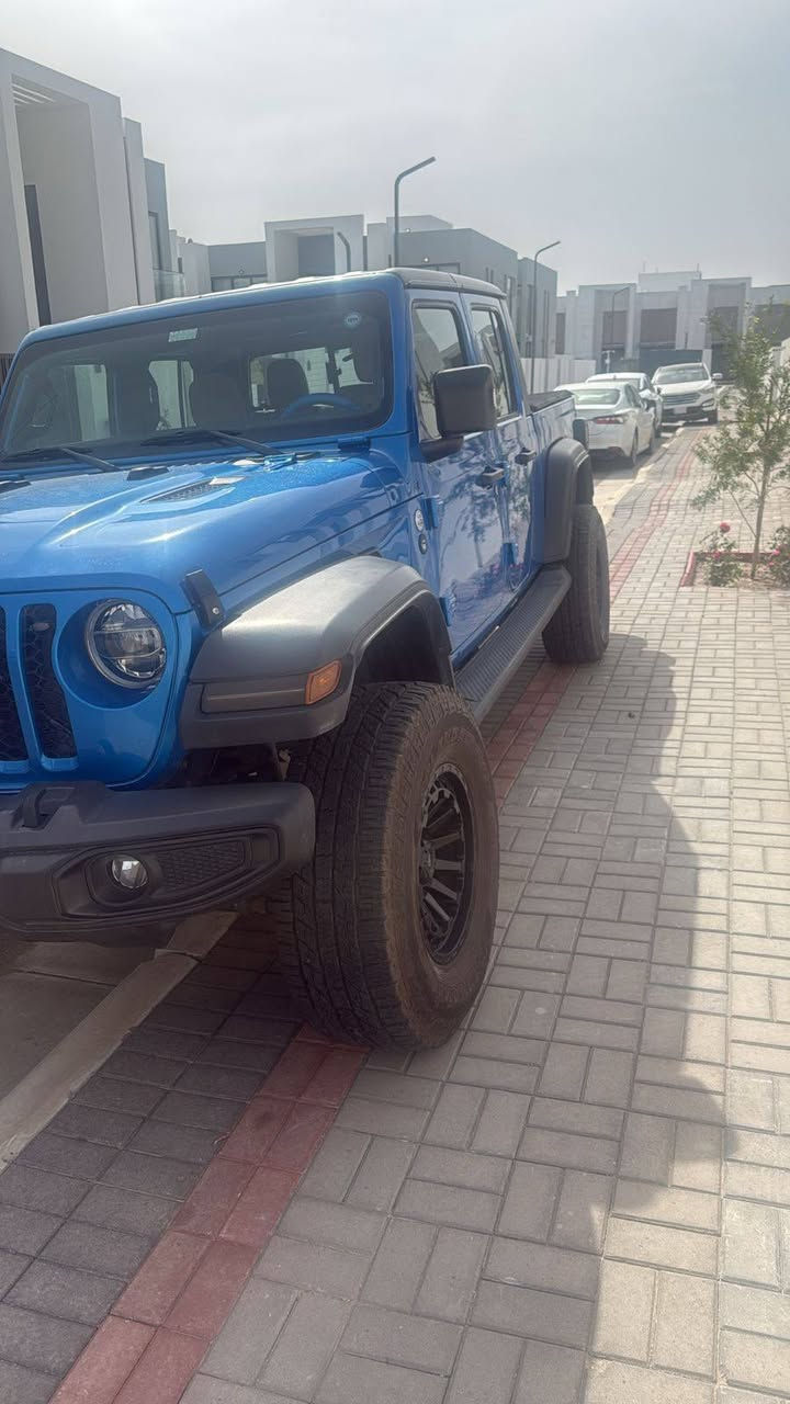 جيب كلاديتور وكالة شركة هارلم 
جديدة بمعنى الكلمه 
ماشية ٥٠ الف كيلو 
السيارة مكفولة كفالة عامة 
رقم سليمانيه 
عليها ترفيعه موبار فوكس ٢.٥ انج مرفعه بشركة هارلم وعليها ضمان الشركة
ومزودة بدبل ستيرن موبار فوكس بشركه هارلم وهم عليه ضمان الشركة 
وعليها ويلات تزويد اوف رود
وطخم تاير ٣٥ انج جديد قبل اسبوع شديته
وبيها كفر بدي موبار اصلي
السيارة فئة سبورت بلص بنيد ابو الفتحتات 
للبيع السعر 34800$
مكانه بغداد جاتب الكرخ
***********
***********
