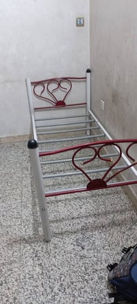 سرير طفل لحد عمر 13سنه استعمال بسيط السعر45 العنوان بغداد البلديات0770...