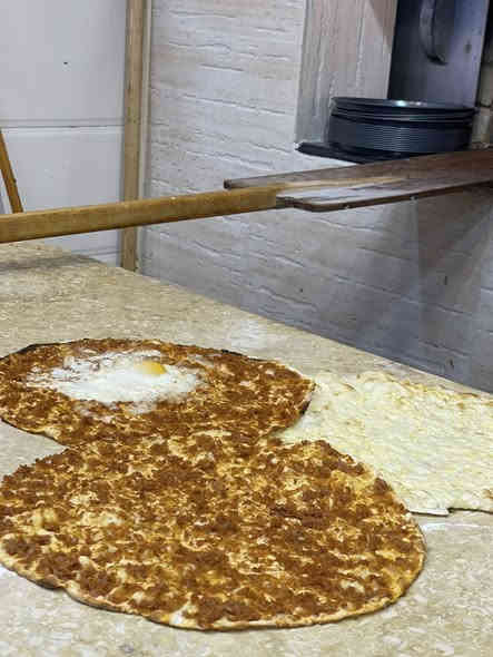 انصحكم بي الطعم رهيب ومميز كلش 
النظافه والترتيب فوول 
كادر مصلاوي متميز 
واللحم عراقي ١٠٠٪؜ 
مكانه حي القاهره قرب الامزون للتوصيل 
وخدمه توصيل مجاني داخل المنطقه 
***********
