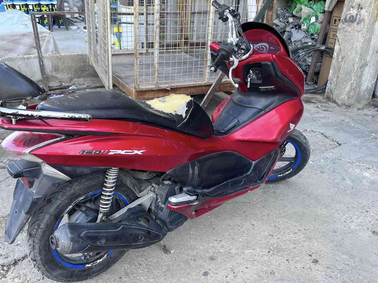 سلام عليكم دراجة للبيع
(pcx) 150
محرك نضيف سريعة تشغيل 
فقط قليل نواقص 

📱***********
