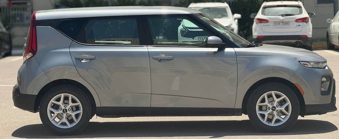 السلام عليكم حبايب 
كيا صول 2022  وارد امريكي 
الشعار الجديد رقم اربيل ماشي 78 الف ميل قابل للزيادة 
( بدون ايرباك )
بيها بارد بالصفحه اليمنه 
مواصفات
اطفاء ذاتي عند التوقف  
شاشه كبير
رادارات جانبية 
رادار امامي+ خلفي 
كاميرا
نظام Auto Huld
نظام sport
كير اوتو +عادي
فول تحكمات ستيرن
نظام خرائط
نظام car play
تحديد مسار 
السعر 143
السيارة موجود بغداد  الكرادة 
*********** بغداد, العراق
