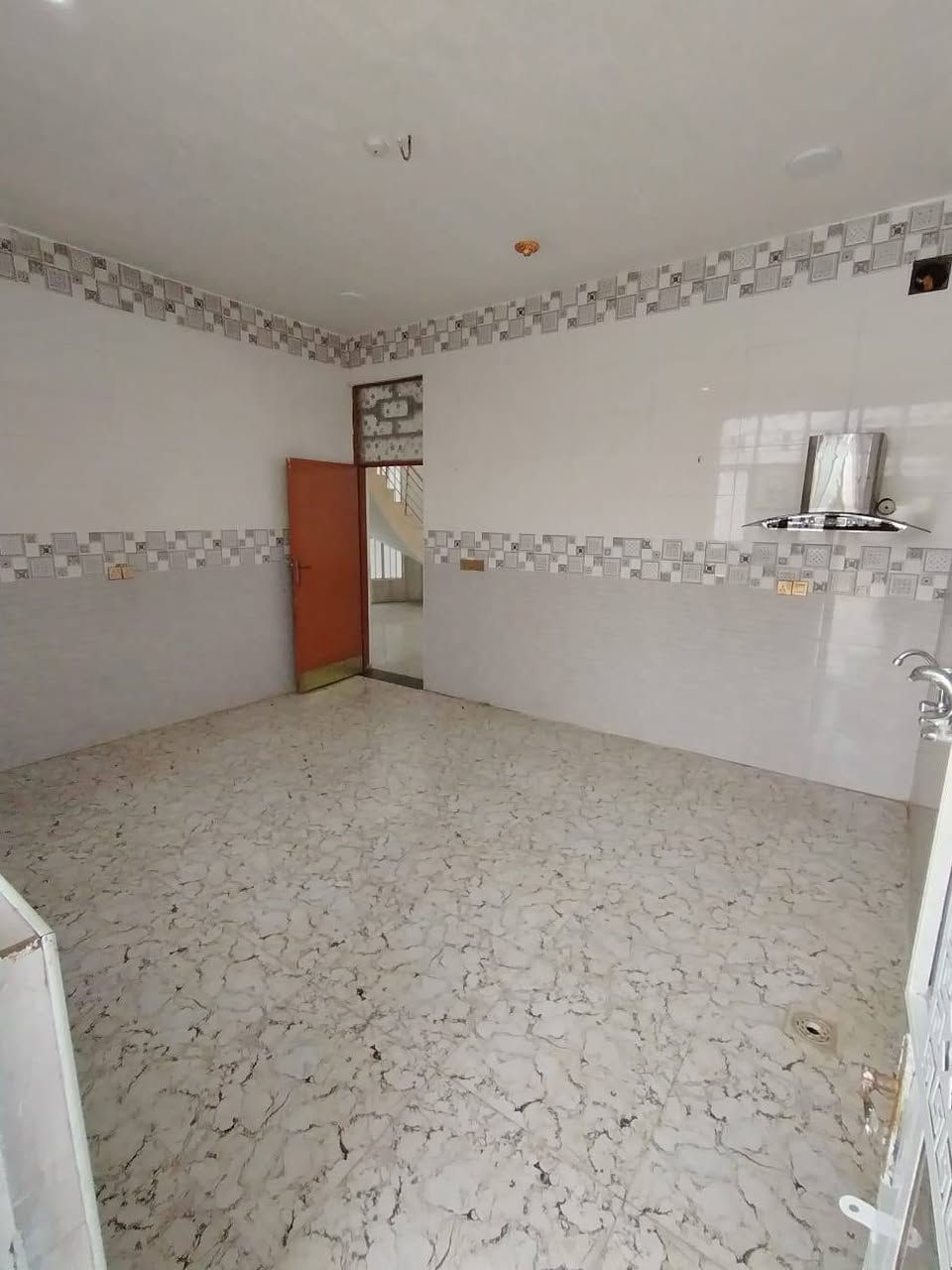 بيت للبيع مساحه 200 متر موقع حي الحكيم قرب الدبيه شارع المدارس يحتوي ع غرفه نوم 2 مع هول داخلي كبير مع مطبخ صحيات داخليه خارجيه استفسار اتصال ع الرقم أو الواتساب ***********
