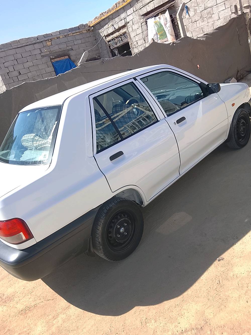 سيارة بيضاء بحالة جيدة للبيع. تتميز بتصميمها العملي والمناسب للاستخدام اليومي. السيارة نظيفة من الداخل والخارج وجاهزة للاستخدام الفوري.