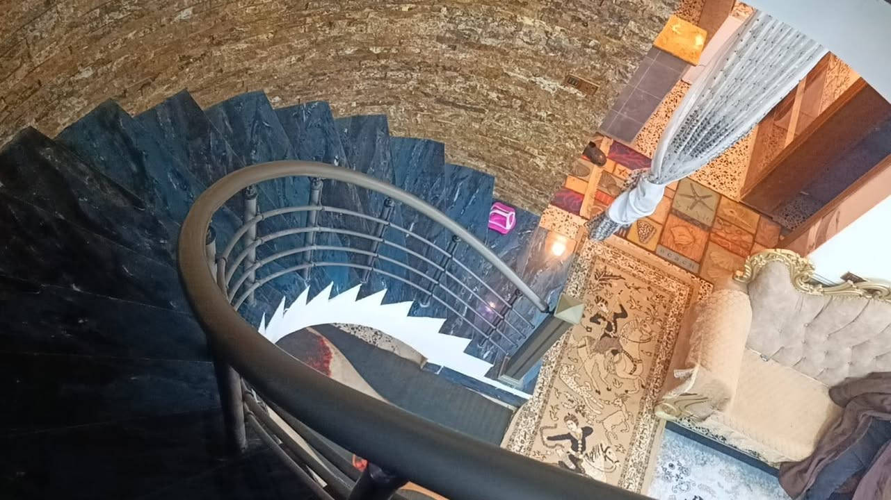 دار سكن المساحه 200 متر ركن في حي الحكيم شارع ابو كيان الدلال يتكون من غرف نوم عدد 2 صله مطبخ استقبال صحيات بناء طابوك كهرباء ثريفيز ماء ثلاث خطوط للاستفسار والسعر خاص او الاتصال *********** 📞 واتساب
