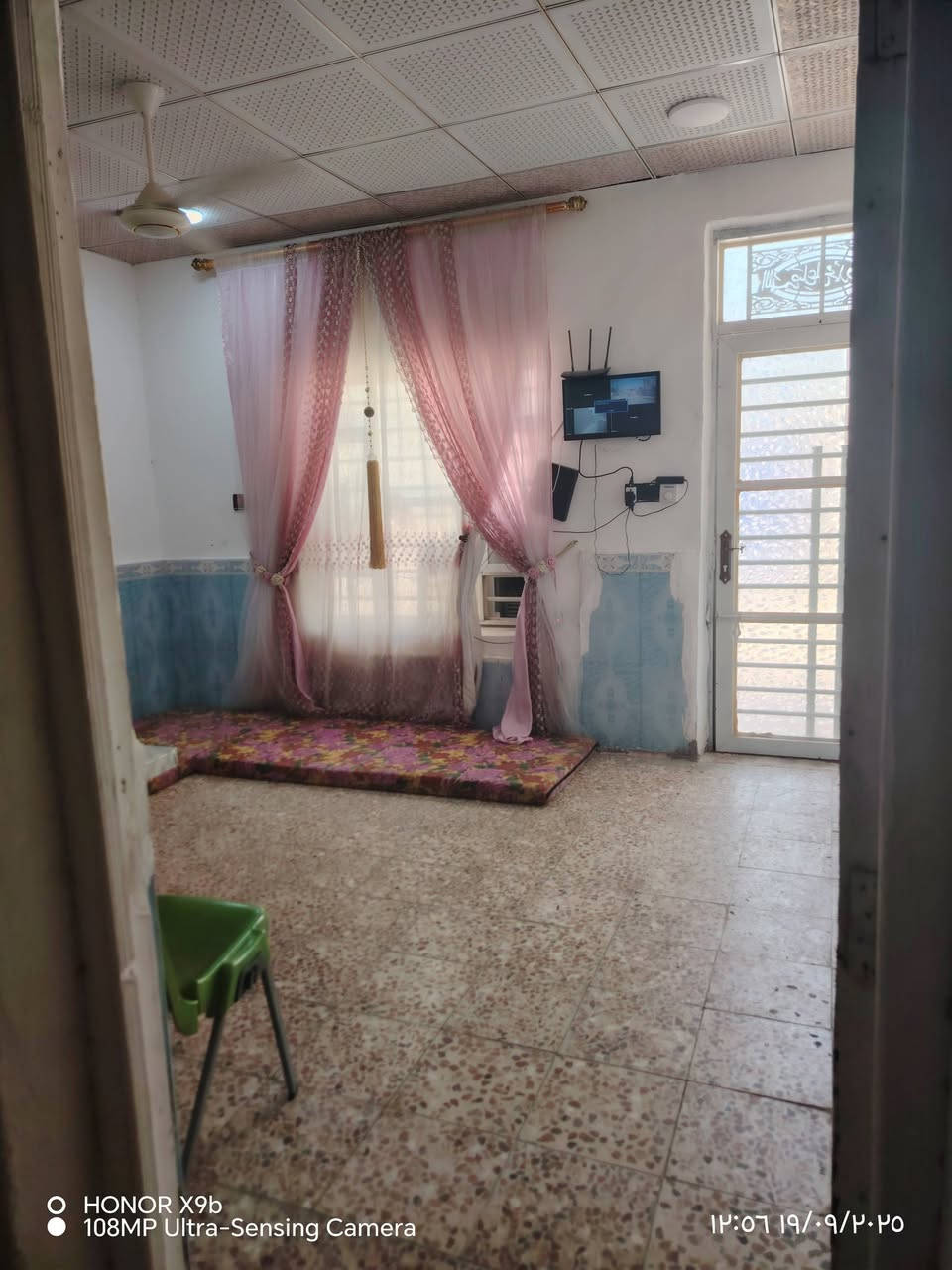 السلام عليكم بيت ركن للبيع مساحته 200 متر طابقين المكان حي الحسين الجديد يم مدرسة ثوره العشرين رقم *********** صاحب البيت
